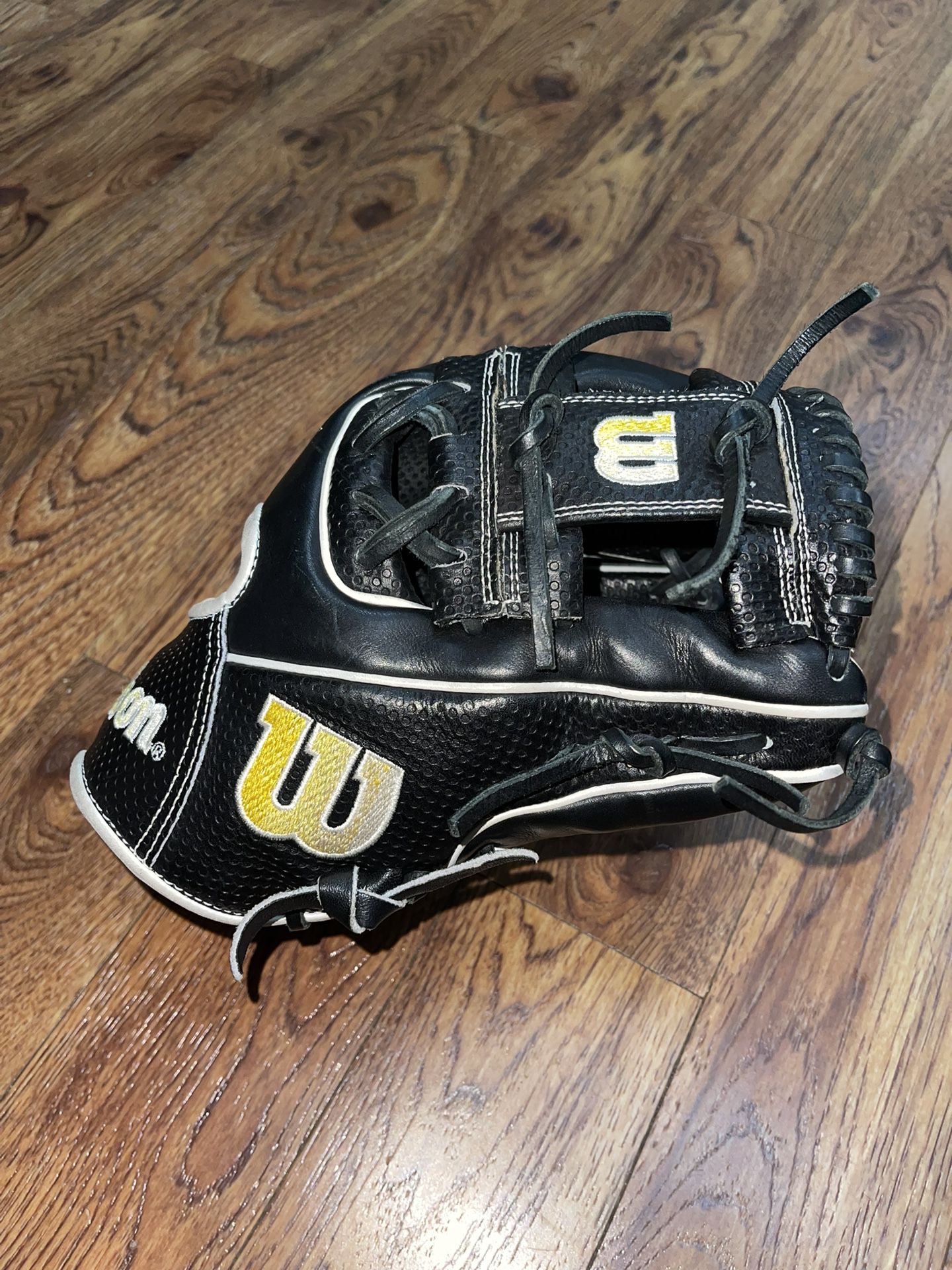 2023 Wilson A2000 SC1786 11.5" Infield Baseball Glove