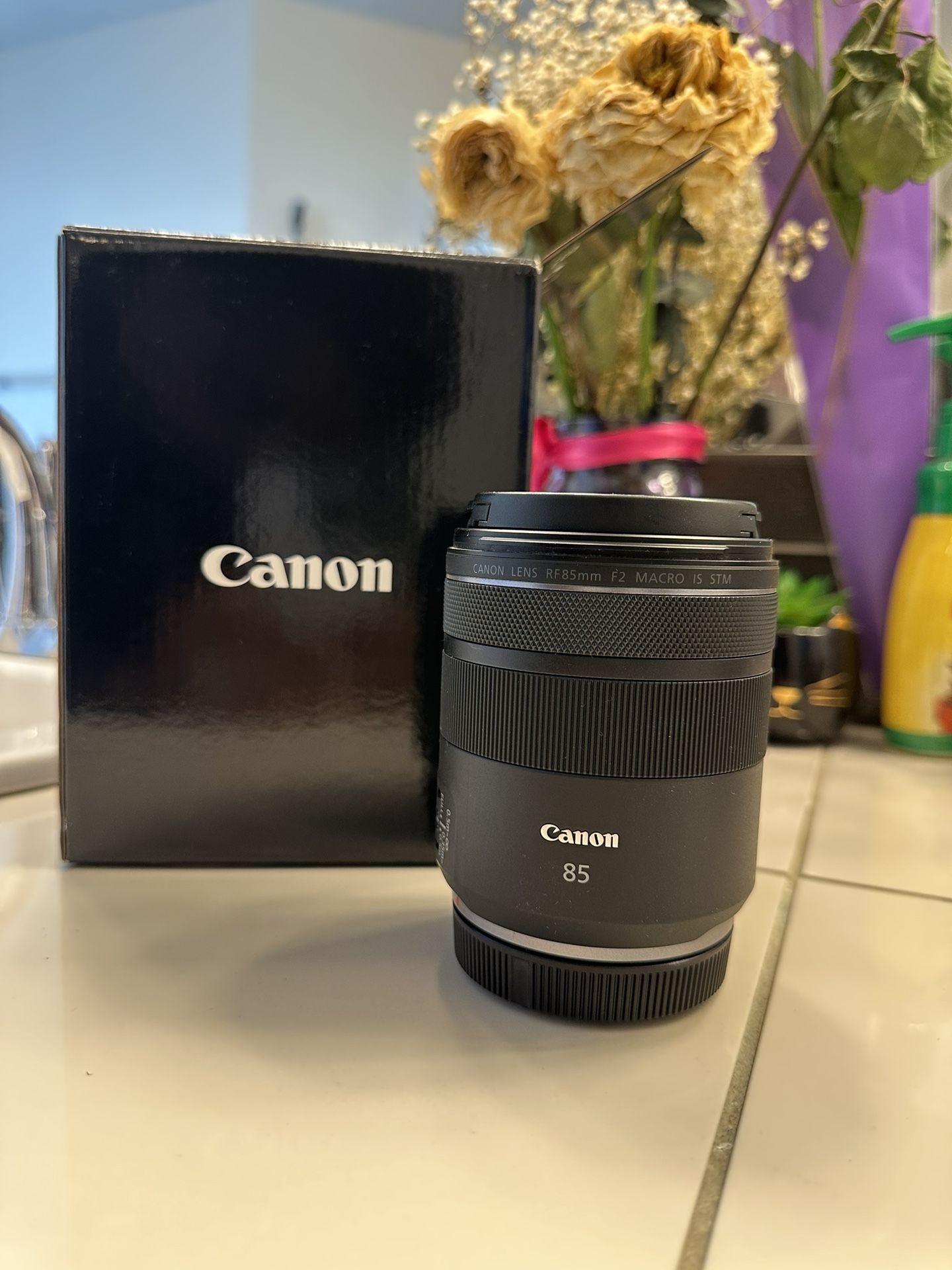 Canon RF 85mm F2