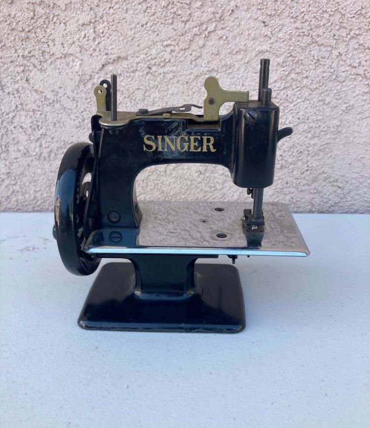 Vintage 1950’ S Mini Singer