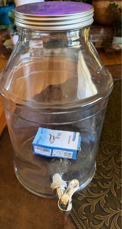 Glass Beverage Dispenser with Metal Spigot. Read description 1st