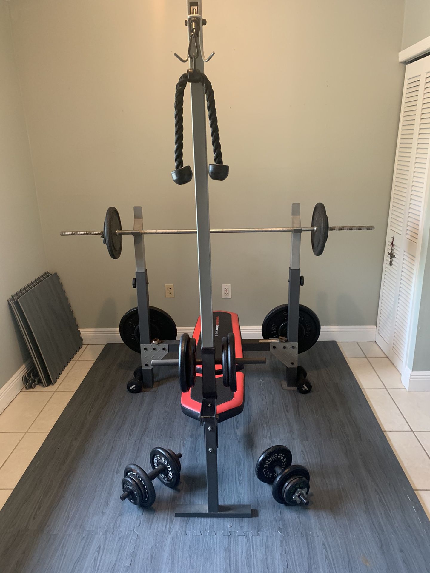 Home gym With 245 Lbs Weight Set for Sale in Miami, FL - OfferUp