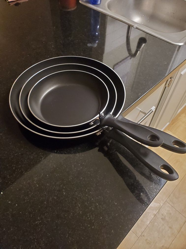 3 metal pans NEW