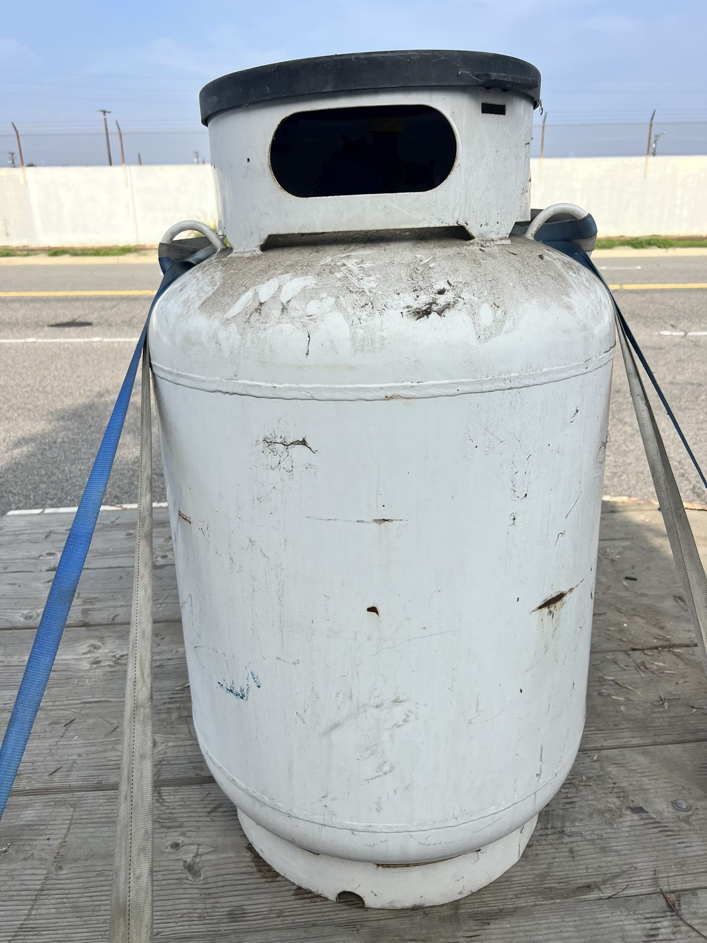 D.O.T. Steel Propane Cylinder 420# DOT 4BW 240 Cylinder with gauge, white