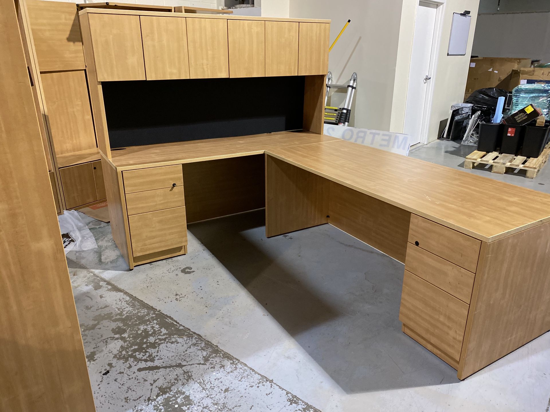 Office desk (Oak/wood ) and bookcases