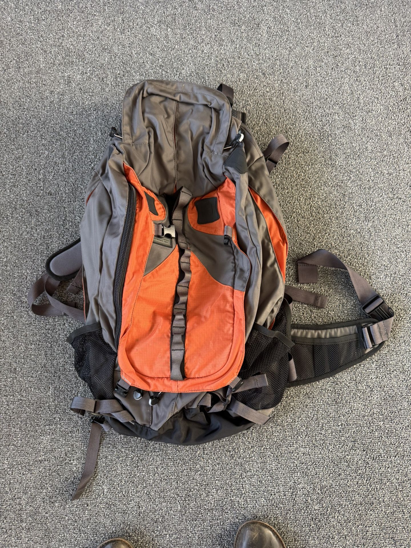 REI mens backpack. front zippers, side pockets  Great condition.. perfect for hiking  Lots of compartments 