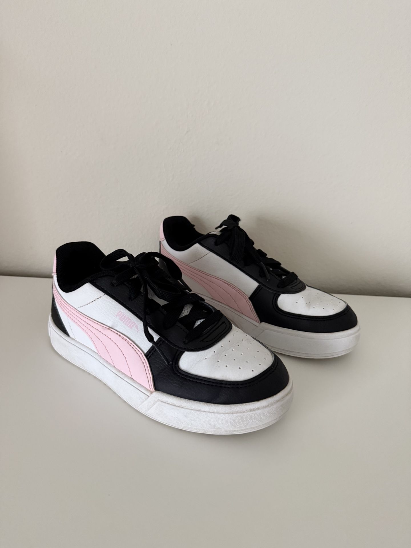 Girls Puma Black and Pink Sneakers Size:3C