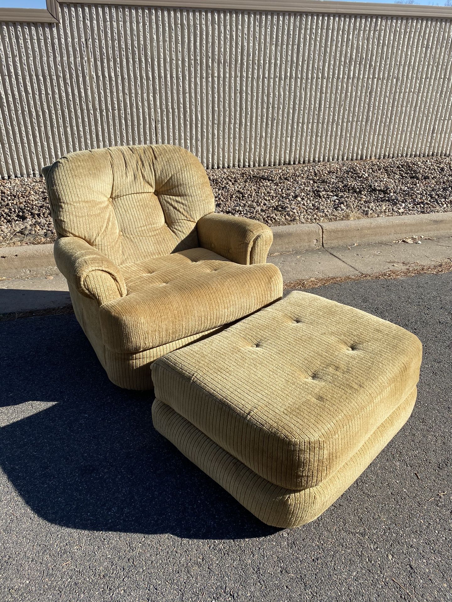 Retro/vintage swivel reading chair w/ottoman // FREE DELIVERY