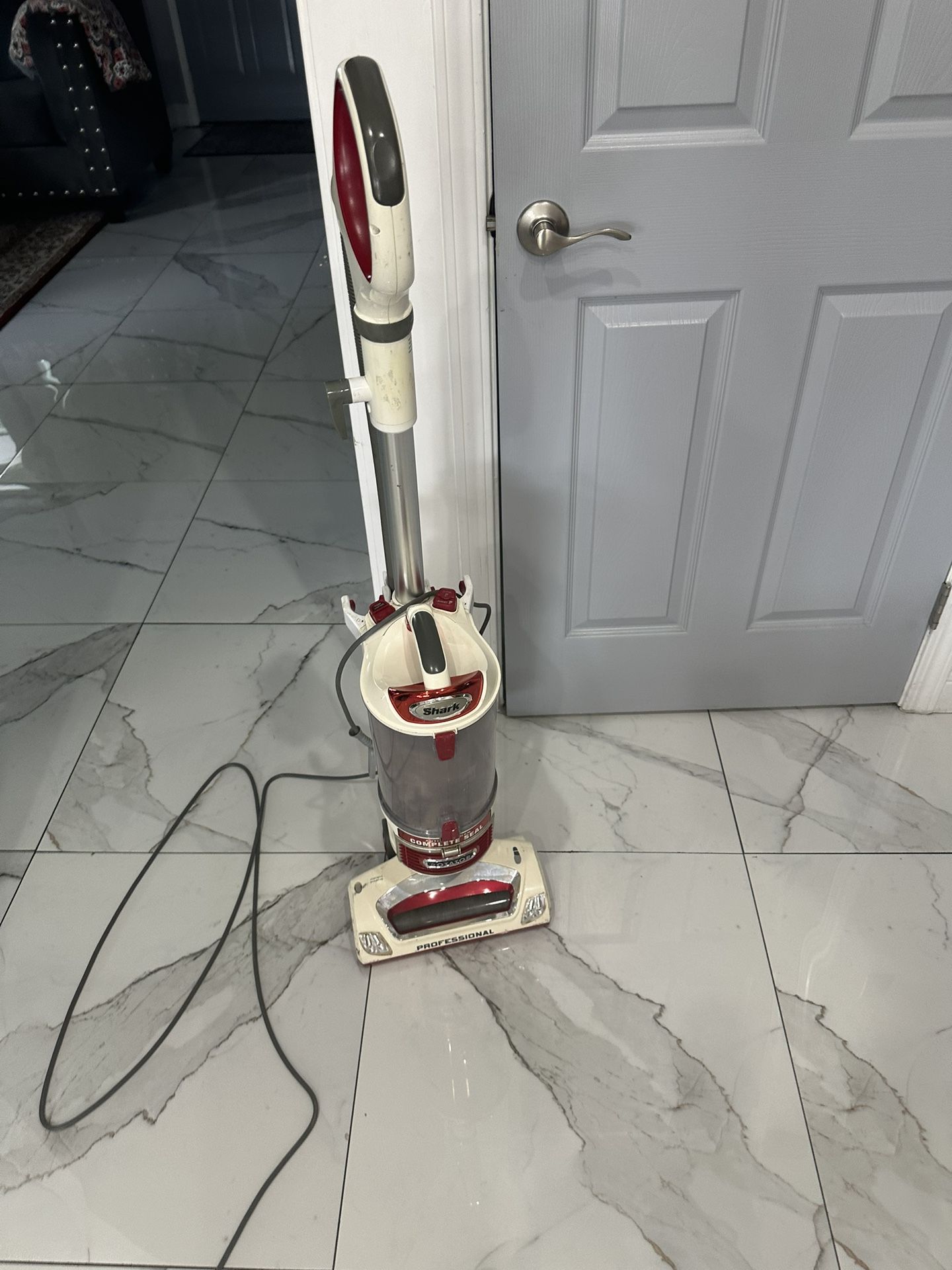 Shark Rotator Lift-Away Vacuum!! Works Great For Hard Floor And Carpet 