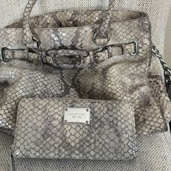 MICHAEL KORS HAND BAG AND WALLET 