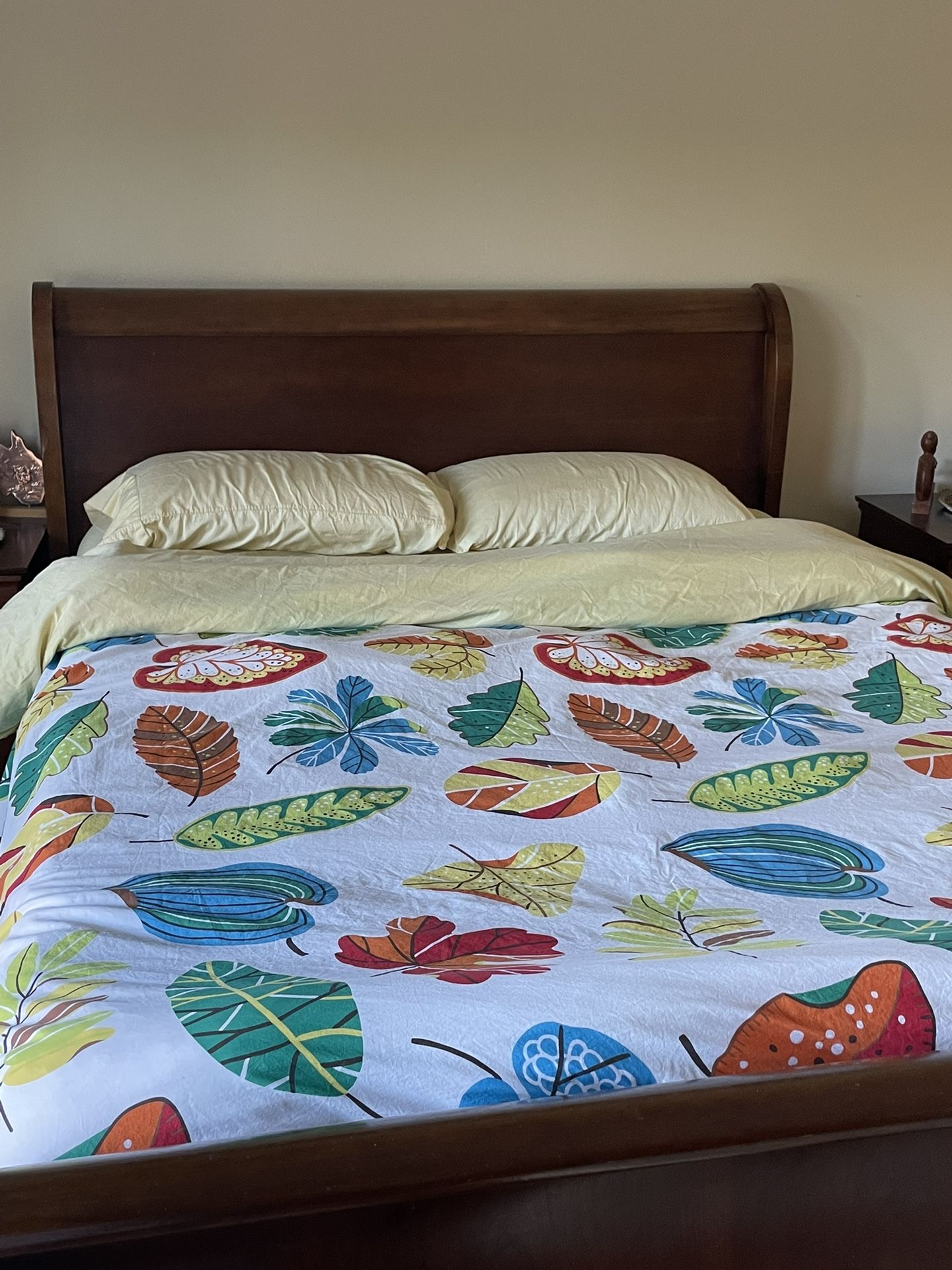 Queen Size Bedroom Set Six Pieces