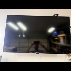 42 Inch Element Roku Tv + Wall Mount