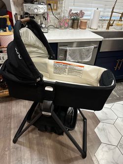 Nuna Baby Bassinet with Stand
