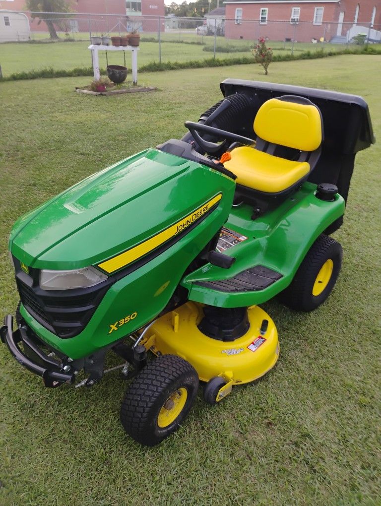 John Deere Riding Lawnmower