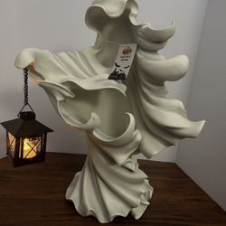 NEW Cracker Barrel Exclusive 2023 Halloween White Resin Ghost with Lantern 18”