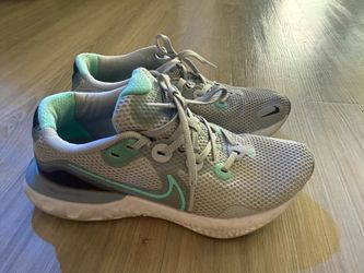 Women running shoes Nike renew size 7.5