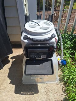 BAIT WELL WITH ROD HOLDERS AND 12 BOLT PUMP