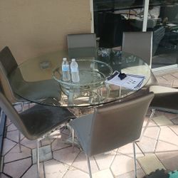 Beautiful glass table with six chairs