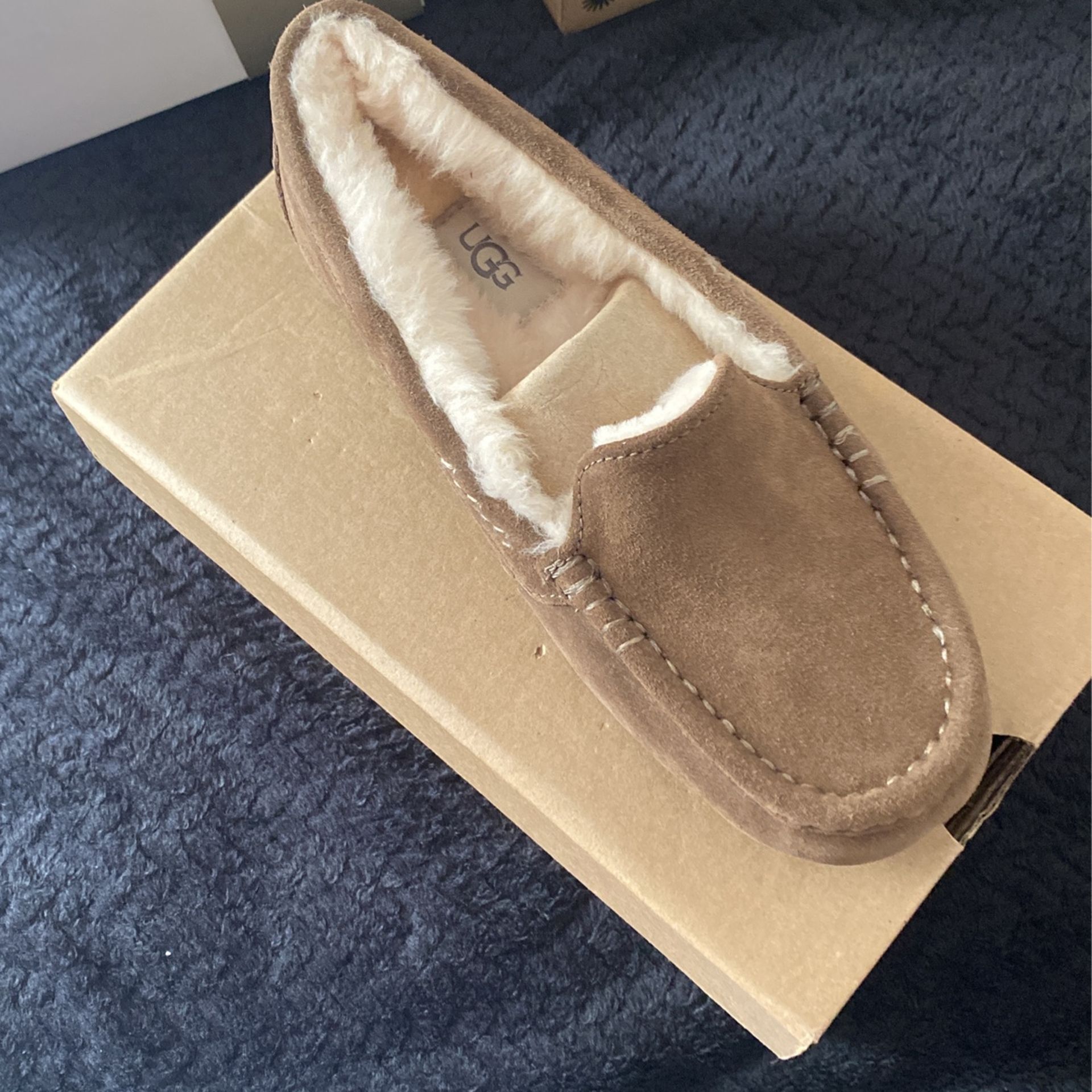 UGG 7 NEW