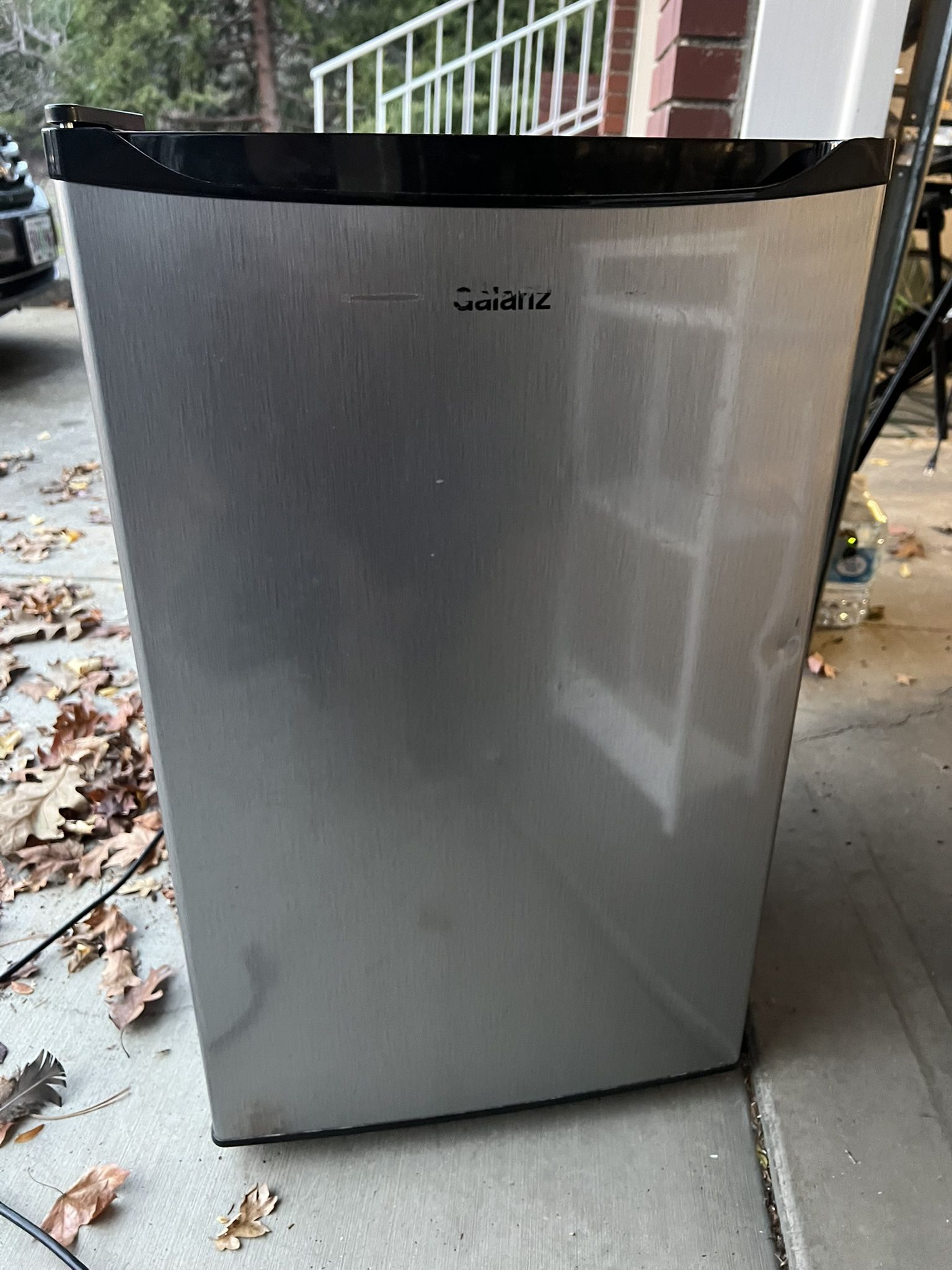Galanz 4.3 Cu Ft Refrigerator With Freezer Section