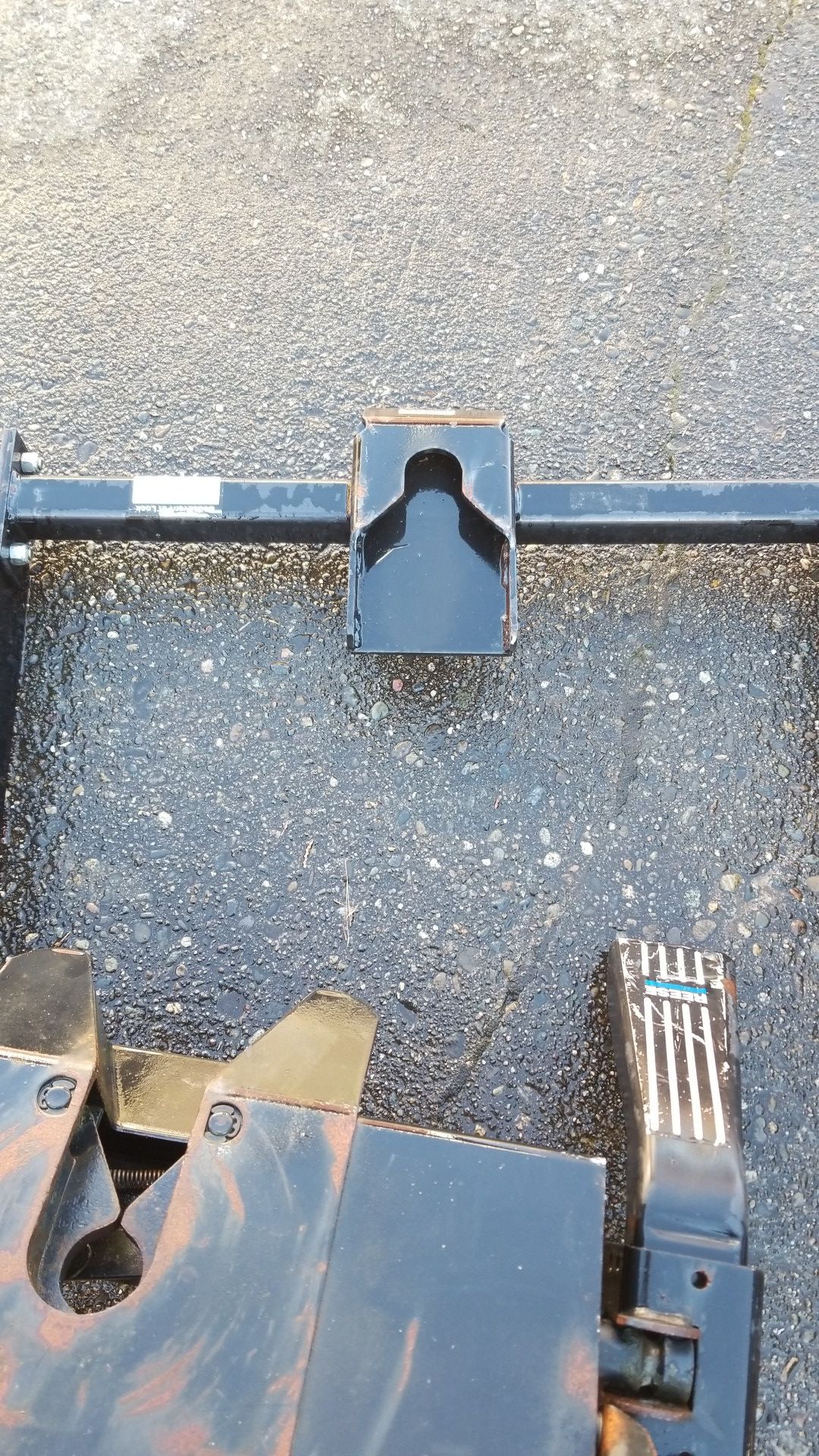 5TH WHEEL HITCH & BED SAVER for Sale in Buckley, WA OfferUp