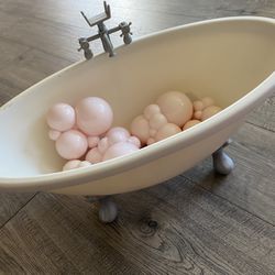 American Girl Bathtub With Pink Bubbles 
