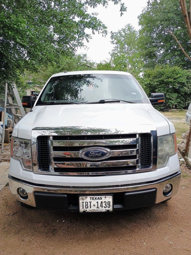 FORD F150 2011 PK V6 MILLAS 218376 Color Blanca Yantas Casi Nuevas Y Tiene Un Golpe Atrás Dela Cajuela Y Defensa Trasera