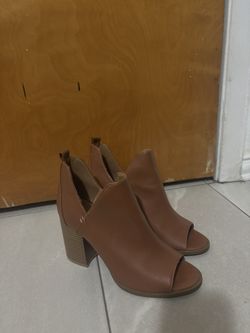 platform heel brown/tan ankle boots w peephole toe opening