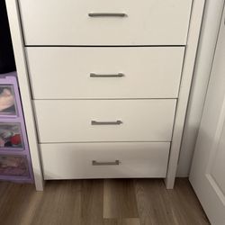White 4-Drawer Dresser – Modern Style