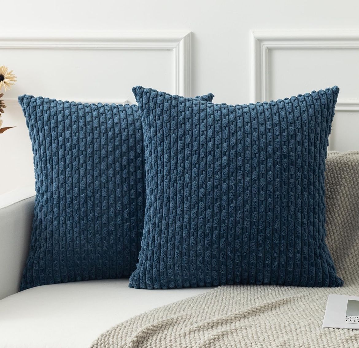 Pack of 2 Blue Corduroy Throw Pillows. Paquete de 2 cojines decorativos de pana azul.