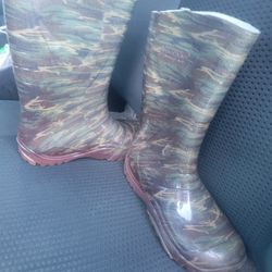 Youth Size 3 CAMO boots 
