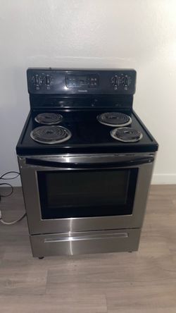 Frigidaire oven like new 9/10 condition fully functional.