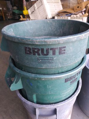 Photo Brute 50 gallon trash cans