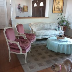 Victorian Couch With Two Chairs