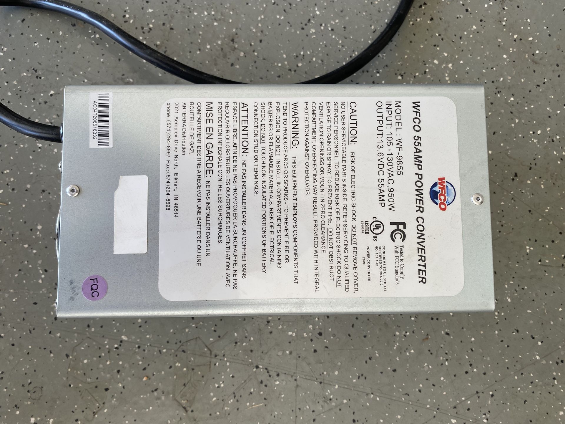 WFCO AC-DC Power Converter/10 Amp Solar Controller