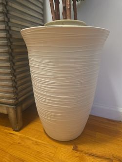 2 Tall planters with wavy design