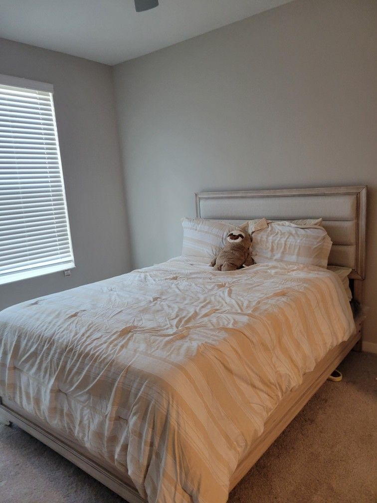 Like-New Bedroom Set - Rooms To Go (Less than 1 Year Old!)