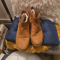 Open Box New uggs Sz 7 Yes available pet smk free