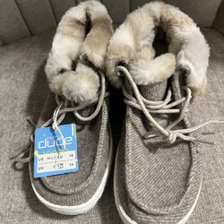 Hey Dude Womens Size Y6 - 7 L 