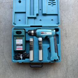 Makita 609D cordless drill with two batteries and charger