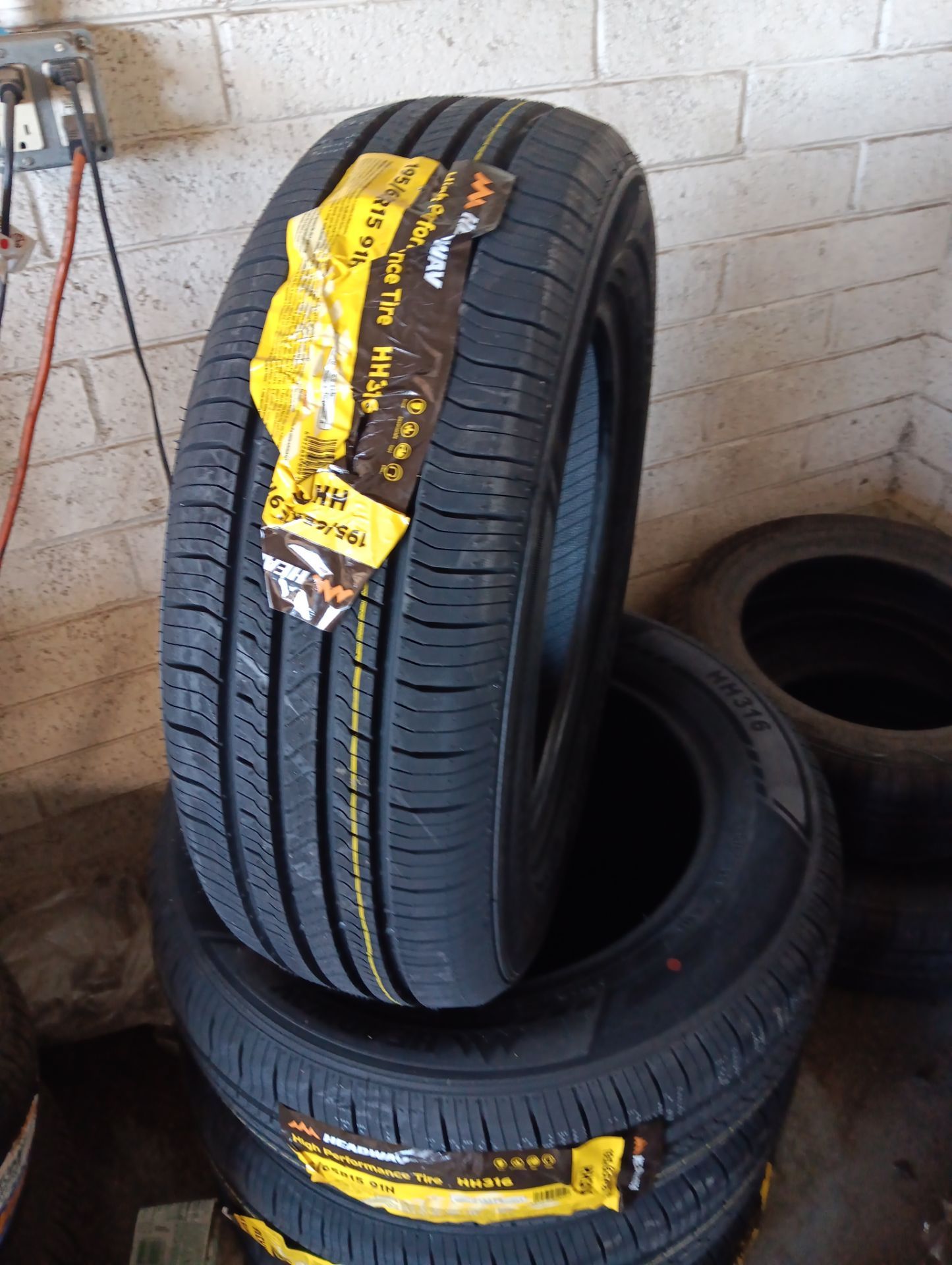 New Set of tires 195 65 15 HEADWAY