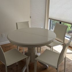 Dining Set Like New With Built In Leaf 41.5"-59.5" 
