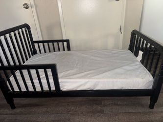 Toddler bed w/ mattress