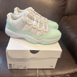 Nike Air Jordan 11 Low Igloo size 7.5W 6Y  