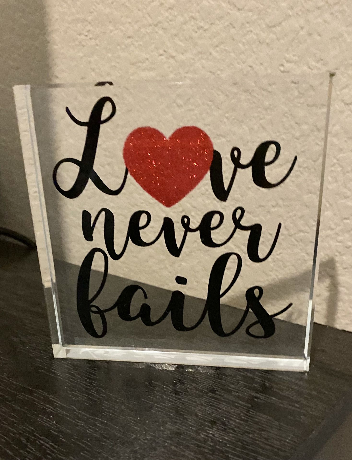 New Beautiful Love Never Fails Glass Decor Perfect For Valentines ❤️ 🌹 