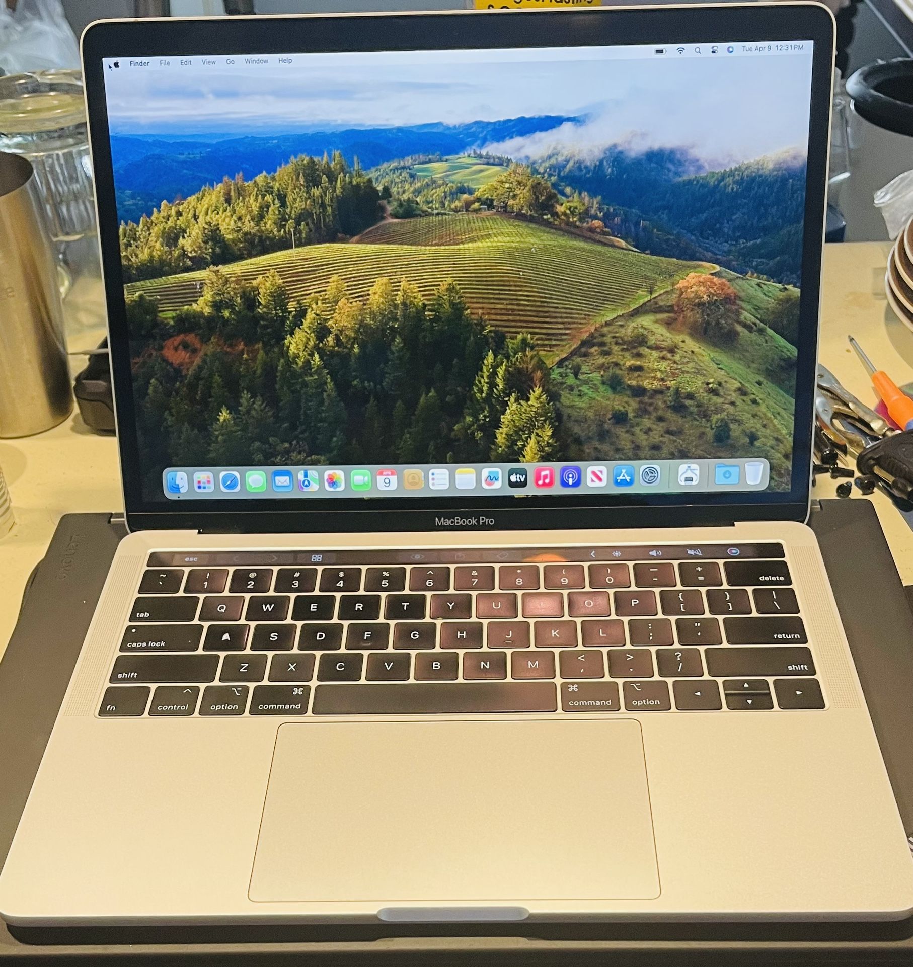 2019 macbook pro 13 touch bar 8gb ram Quad core i5 