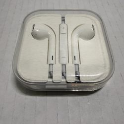 Apple White Wired Earbuds with Inline Remote . Apple wired earbuds in white. Inline remote with volume controls. Tangle-free cable stored in compact c