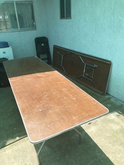 2 mesas de 8 pies cada una