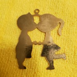 Vintage  Boy Girl Kissing silhouette Necklace Pendant 