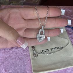 New Necklace 18k Stainless Steel Silver Comes With Bag 