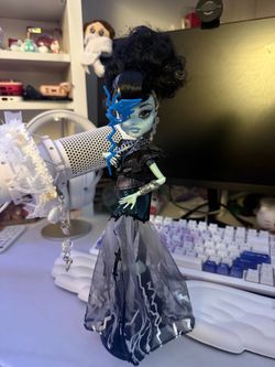 Monster high frankie stein comes with box